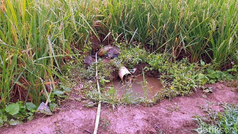 Terdampak Tambang Semen, Warga Leuwidinding Minum Air Selokan Terdampak Tambang Semen, Warga Leuwidinding Minum Air Selokan