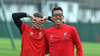 Akun Twitter Liverpool membagikan gambar yang memperlihatkan Roberto Firmino memakai kacamata saat sesi latihan. Foto: Twitter/LFC