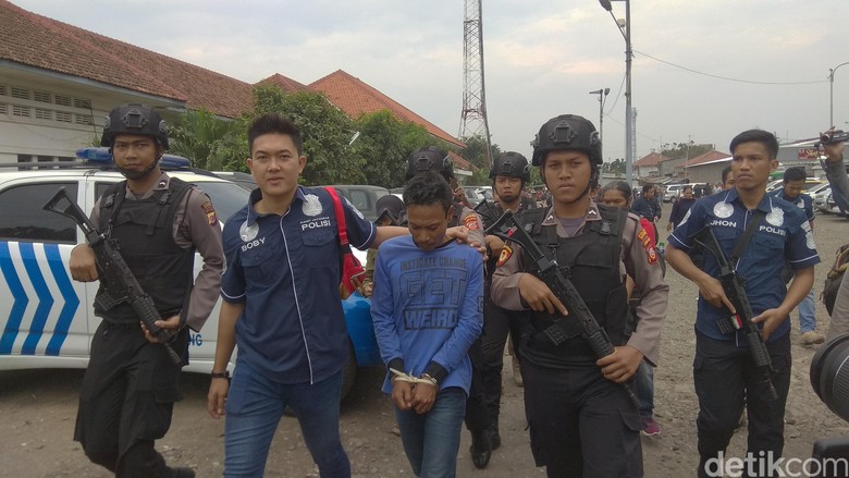 Polisi Selidiki Motif Pembunuhan Brutal Gadis Cilik Karawang Polisi Selidiki Motif Pembunuhan Brutal Gadis Cilik Karawang