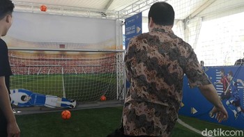 Penjaga gawang pintar. Permainan ini menggunakan sensor dan AI untuk memprediksi arah tendangan. (Foto: detikINET/Rachmatunnisa)