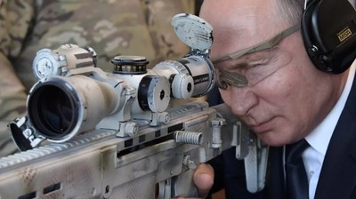 Potret Presiden Vladimir Putin Pose dengan Senjata Sniper Baru