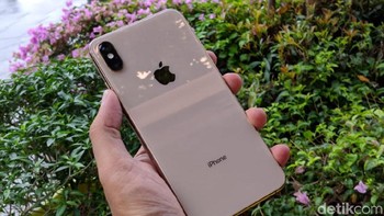 iPhone XS Max. Menawarkan tampilan layar yang lebih lapang, tapi bodinya tidak lebih besar dari iPhone 8 Plus. Mengusung layar OLED yang dinilai sebagai salah satu ponsel terbaik 2018.. Foto: detikINET/Adi Fida Rahman