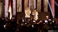 Mereka bergerak dari Tugu Proklamasi. Jokowi-Maruf menyapa pendukungnya sebelum bergerak ke KPU.