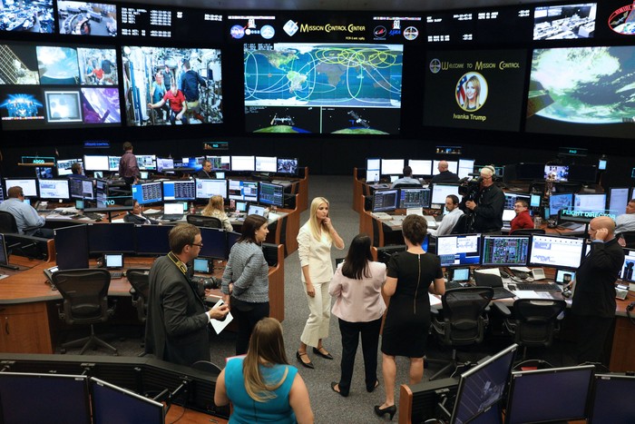 Ivanka Trump mengunjungi kantor NASA di Texas, Amerika Serikat. Dalam kunjungannya itu ia melakukan tur bersama para peserta perlombaan robotik internasional.