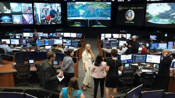 Kedatangan Ivanka ke Texas untuk ikut serta dalam kampanye untuk kandidat Partai Republik dalam pemilihan paruh waktu 6 November mendatang. Di waktu luangnya, Ivanka menyempatkan diri berkunjung ke kantor NASA di Houston, Texas. Loren Elliott/Reuters.
