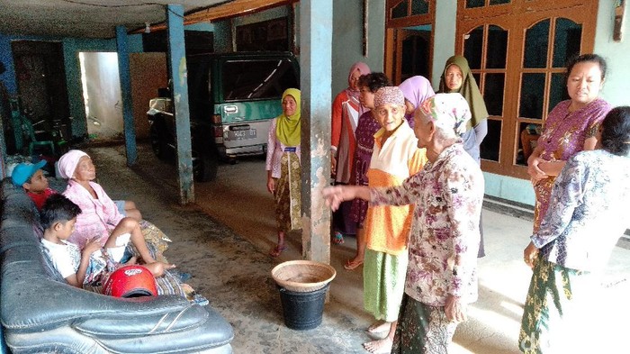 Kerabat dan Warga Jenguk Bocah MI yang Dikeroyok 6 Anjing Pemburu