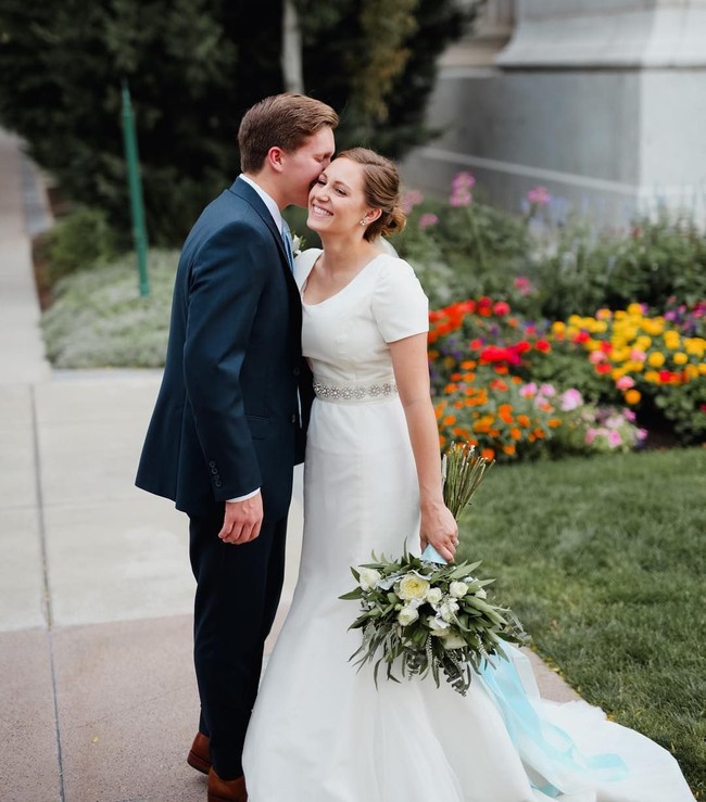 Salah satu hal pertama yang disarankan mereka jika Anda ingin meniru cara tersebut adalah untuk membangun fondasi keuangan yang solid. Dianjurkan untuk memiliki sistem keuangan di mana Anda bisa menabung, membayar, dan berinvestasi secara otomatis untuk memudah pengelolaan. Lalu perhatikan credit score kartu kredit dan pastikan tidak pernah bermasalah. Hal tersebut diperlukan untuk Anda bisa membuka kartu kredit baru sehingga poin semakin banyak untuk digunakan bepergian hemat bahkan gratis.  Foto: Instagram @hannahandchad