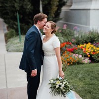 Salah satu hal pertama yang disarankan mereka jika Anda ingin meniru cara tersebut adalah untuk membangun fondasi keuangan yang solid. Dianjurkan untuk memiliki sistem keuangan di mana Anda bisa menabung, membayar, dan berinvestasi secara otomatis untuk memudah pengelolaan. Lalu perhatikan credit score kartu kredit dan pastikan tidak pernah bermasalah. Hal tersebut diperlukan untuk Anda bisa membuka kartu kredit baru sehingga poin semakin banyak untuk digunakan bepergian hemat bahkan gratis.  Foto: Instagram @hannahandchad