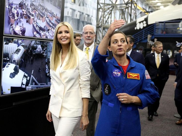 Keceriaan Ivanka Trump Saat Berkunjung ke Kantor NASA