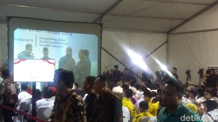 Pendukung Jokowi Prabowo Saling Lempar Yel-yel di KPU