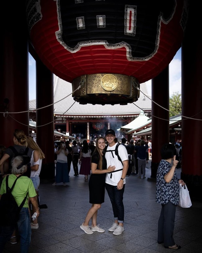 Mereka mengaku suka menggunakan aplikasi bernama Wall Street Minimalist untuk melihat poin kartu kredit dan mencari cara terbaik untuk mendapatkan penerbangan gratis. Mereka pun sering membagi tips-tips hemat traveling lainnya di Instagram, YouTuber, dan situs pribadi. Berikut beberapa di antaranya. Foto: Instagram @hannahandchad