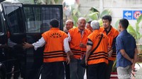 Para tersangka ini merupakan hasil pengembangan penyidikan dalam kasus suap korupsi uang ketok palu dari Wali Kota Malang saat itu, Mochammad Anton (divois 2 tahun penjara).