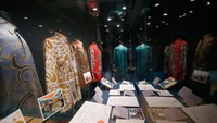 Tak terkecuali deretan baju batik yang dimiliki Sang Bapak Bangsa Afrika Selatan tersebut yang memang dikenal sangat mencintai seni batik milik Indonesia. Batik-batik yang dikenakan Mandela pun diselipkan juga dengan foto berbagai momen saat ia memakai batik tersebut dalam berbagai acara. Darrian Traynor/Getty Images.