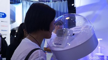 Speaker pintar AliGenie yang bisa memutar musik, menginformasikan cuaca dan melakukan berbagai pencarian lewat perintah suara. (Foto: detikINET/Rachmatunnisa)