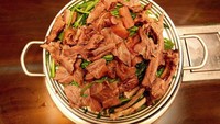 Dari Korea Selatan ada boshintang yaitu sup sehat berbahan rempah dan daging anjing. Menu ini memang sudah jarang dijumpai di restoran, namun sangat populer di kalangan generasi tua di sana. Foto: Pinterest