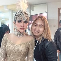 Untuk konser, rambut Syahrini ditata cepol sleek dan ganti-ganti headpiece, kata Anda.  Foto: Dok. Hairstylist Anda Arrusa