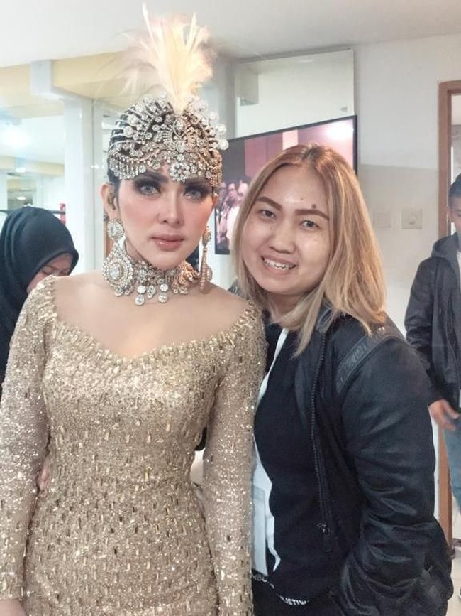 Untuk konser, rambut Syahrini ditata cepol sleek dan ganti-ganti headpiece, kata Anda.  Foto: Dok. Hairstylist Anda Arrusa