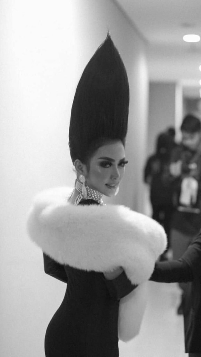 Syahrini baru saja menggelar konser tunggalnya setelah eksis selama 10 tahun di industri musik Tanah Air di Ciputra Art Preneur, Jakarta, Kamis (20/9/2018). Konser bertajuk 10 Tahun Jambul Khatulistiwa, Syahrini lebih banyak memamerkan rambut dan headpiece unik yang telah menjadi ciri khasnya selama ini.  Foto: Dok. Hairstylist Anda Arrusa