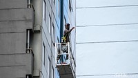 Selain dibersihkan, tembok rusun juga dicat ulang.