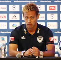 Dan inilah bintang sepakbola Jepang, Keisuke Honda, yang dikenal dengan gayanya memakai dua jam tangan sekaligus. Satu jam tangan dipakainya di tangan kiri dan satunya lagi di tangan kanannya. Dua jam tangannya itu datang dari merek Gaga Milano dan Cartier. (Foto: Getty Images)