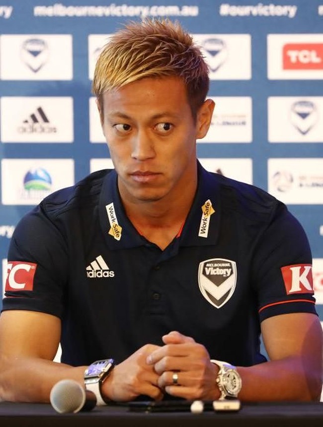 Dan inilah bintang sepakbola Jepang, Keisuke Honda, yang dikenal dengan gayanya memakai dua jam tangan sekaligus. Satu jam tangan dipakainya di tangan kiri dan satunya lagi di tangan kanannya. Dua jam tangannya itu datang dari merek Gaga Milano dan Cartier. (Foto: Getty Images)
