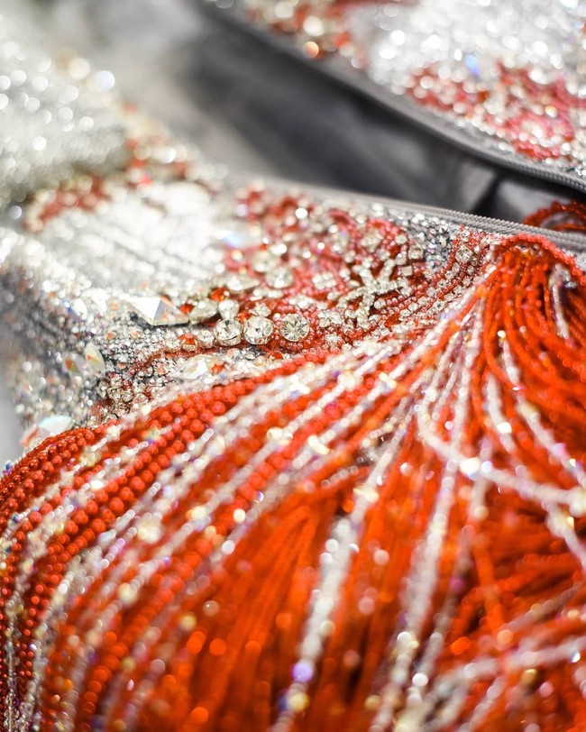 Gaun merah Eddy Betty yang dihiasi payet dan rumbai membuat penampilan Syahrini mencuri atensi di konser Jambul Khatulistiwa.  Foto: Dok. Instagram @riomotret