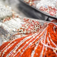 Gaun merah Eddy Betty yang dihiasi payet dan rumbai membuat penampilan Syahrini mencuri atensi di konser Jambul Khatulistiwa.  Foto: Dok. Instagram @riomotret