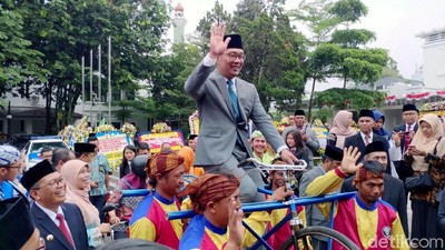Sertijab Wali Kota Bandung, Ridwan Kamil Diarak di Atas Sepeda