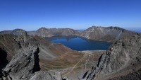 Danau Chon merupakan danau kawah terdalam dan terdingin di dunia yang titiknya mencapai 384 meter. Panorama danaunya tambah terlihat cantik, dengan pegunungan yang mengelilingi danaunya. (Pyeongyang Press Corps/Pool via REUTERS)