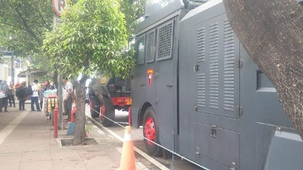 Jelang Pengundian Nomor Urut Capres, Polisi Bersenjata Siaga di KPU