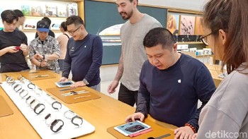 Mereka begitu antusias melihat iPhone baru. (Foto: detikINET/Adi Fida Rahman)