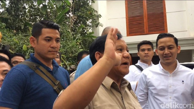 Prabowo Tiba di Kediaman, Langsung Sapa Relawan Prabowo Tiba di Kediaman, Langsung Sapa Relawan
