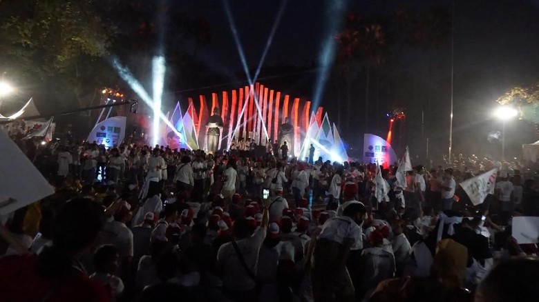 Lagu Meraih Bintang Diputar di Tugu Proklamasi Hibur Relawan Jokowi Lagu Meraih Bintang Diputar di Tugu Proklamasi Hibur Relawan Jokowi