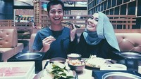 If you think I am crazy, you should meet my mom!, tulis Surya di foto ini. Makan shabu-shabu jadi agenda kencan Surya dan ibunya nih. Foto: Instagram @suryasahetapy