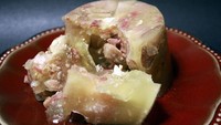 Hidung rusa bukanlah potongan daging populer tapi masyarakat Kanada menyukainya. Diolah dengan cara direbus bersama bawang dan rempah hingga sangat empuk seperti jelly. Foto: The VALiens