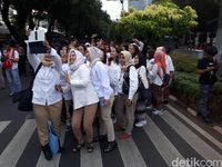 Saat Pendukung Jokowi dan Prabowo Selfie Bareng di KPU