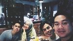 Gaya Keren Surya Sahetapy Saat Ngopi dan Minum Es Kelapa