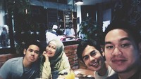 Begini nih kebersamaan Surya dan keluarganya saat makan malam. Wah, Dewi Yull tetap terlihat cantik ya? Foto: Instagram @suryasahetapy