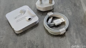 Ada charger, kabel data, dan earphone. Hanya saja tidak connector untuk jack audio 3,5 mm - lightning port. Foto: detikINET/Adi Fida Rahman