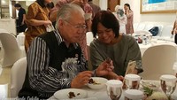 Ini momen ketika Enggartiasto tengah berkumpul dengan pekerja media di Jakarta. Terlihat Enggartiasto ngobrol santai sambil makan semangkuk sup. Foto: instagram @enggartiastolukita
