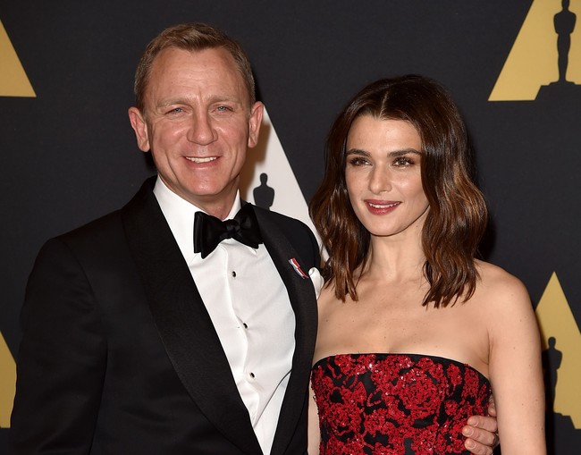 Meski beragama Yahudi, aktris Rachel Weisz juga tidak melewatkan perayaan Natal. Karena aku Yahudi, it was all about Hannukkah, kata istri aktor Daniel Craig. Tapi belakangan, lanjut Rachel, ia mulai ikut merayakan Natal dengan memasang pohon Natal di rumah dan menyanyikan sejumlah tembang Natal. Aku bisa menyanyikan dengan baik lagu Hark the Herald Angels Sing, kata bintang The Mummy Returns itu. Foto: (Photo by Kevin Winter/Getty Images)