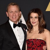 Meski beragama Yahudi, aktris Rachel Weisz juga tidak melewatkan perayaan Natal. Karena aku Yahudi, it was all about Hannukkah, kata istri aktor Daniel Craig. Tapi belakangan, lanjut Rachel, ia mulai ikut merayakan Natal dengan memasang pohon Natal di rumah dan menyanyikan sejumlah tembang Natal. Aku bisa menyanyikan dengan baik lagu Hark the Herald Angels Sing, kata bintang The Mummy Returns itu. Foto: (Photo by Kevin Winter/Getty Images)