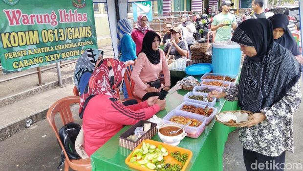 Jumat Beramal, TNI di Ciamis Buka Warung Ikhlas