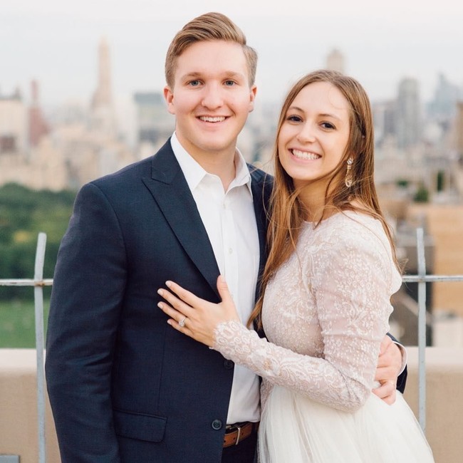 Poin yang diberikan setelah bertransaksi menjadi salah satu daya tarik pemakaian kartu kredit. Jika biasanya Anda hanya memakai poin-poin tersebut untuk menghemat pembelanjaan selanjutnya mungkin Anda harus belajar dari pasangan ini. Mereka bahkan bisa jaln-jalan gratis dengan bantuan poin kartu kredit. Foto: Instagram @hannahandchad