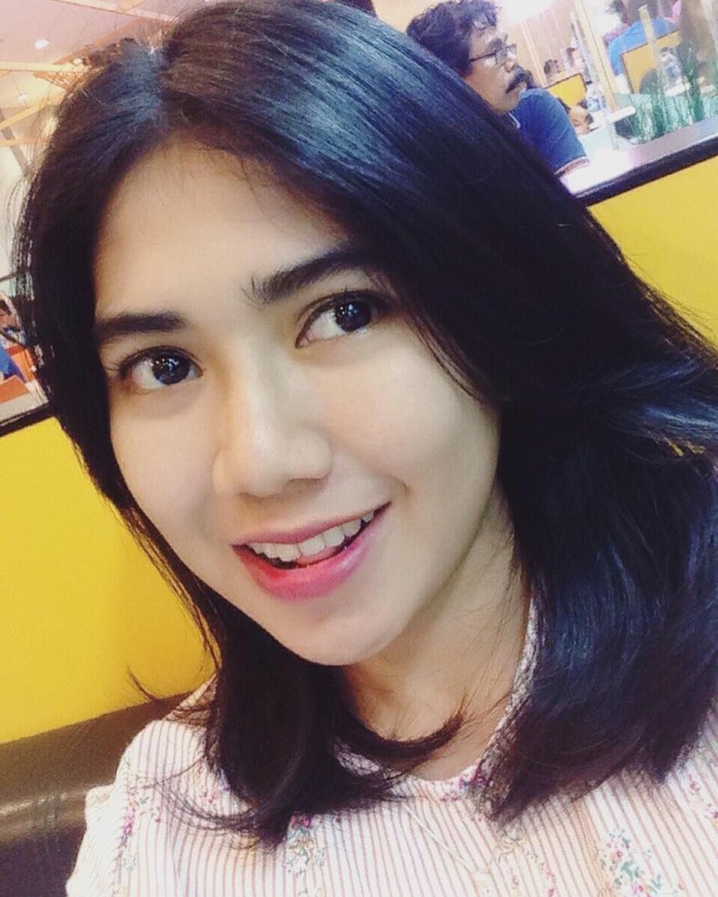 Wanita asal Padang, Sumatra Barat dikagumi banyak netizen karena parasnya yang cantik dan menawan. Foto: Instagram @intanampina