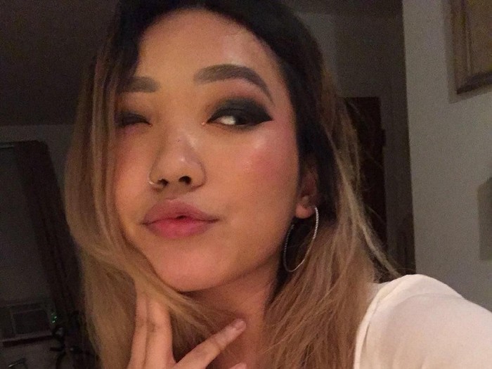 Tina mengaku sebagai keluarga bangsawan atau putri kerajaan agar tak diganggu lagi oleh teman-temannyaFoto: Twitter Tina mengaku sebagai keluarga bangsawan atau putri kerajaan agar tak diganggu lagi oleh teman-temannyaFoto: Twitter