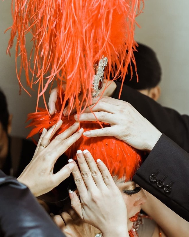 Tambahan headpiece bulu merah tinggi rancangan Rinaldy A Yunardi yang dramatis melengkapi seluruh penampilannya. Foto: Dok. Instagram @riomotret