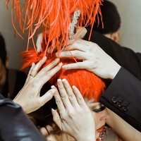 Tambahan headpiece bulu merah tinggi rancangan Rinaldy A Yunardi yang dramatis melengkapi seluruh penampilannya. Foto: Dok. Instagram @riomotret