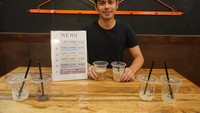 Beberapa waktu yang lalu, saya mengunjungi Deaf Cafe (Kafe Tuli), tulis Surya di keterangan foto. Pemilik nama lengkap Panji Surya Sahetapy ini nampak hendak menyeruput es kopi buatan Kopi Tuli. Foto: Instagram @suryasahetapy