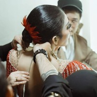 Waktunya sekitar tiga menit. Buka aksesori, ngerapiin rambut. Lalu pakai baju sekalian pasang lagi aksesorinya. Timnya banyak banget dan kerjanya juga cepat, cerita Anda. Anda menceritakan bahwa Syahrini menggunakan empat headpiece di konsernya.  Foto: Dok. Hairstylist Anda Arrusa